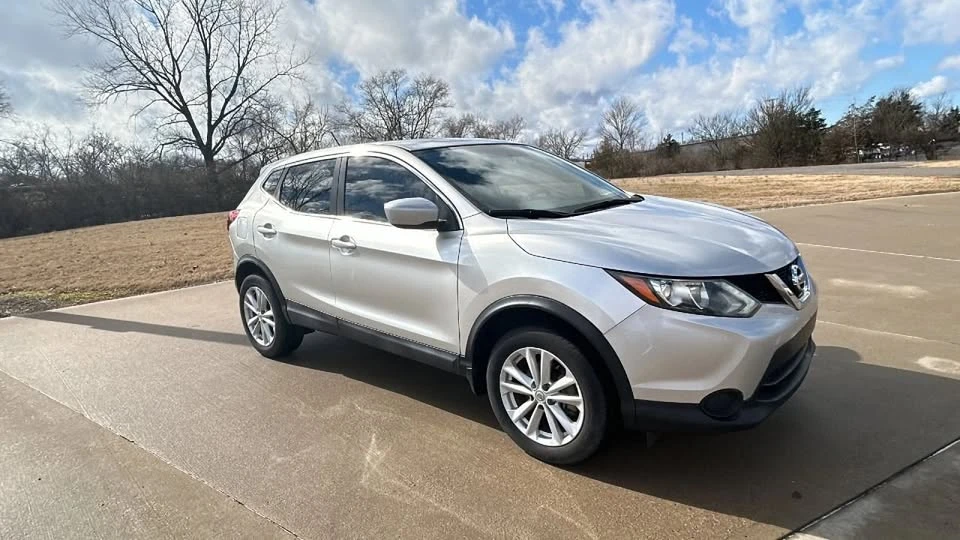 2017 Nissan Rogue - Image 8 of 10