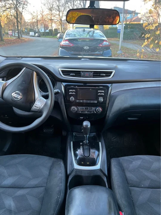 2017 Nissan Rogue - Image 2 of 3