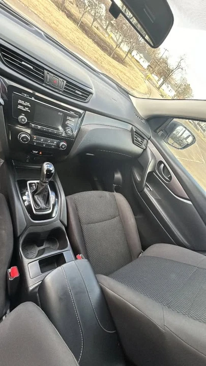 2017 Nissan Rogue - Image 4 of 10