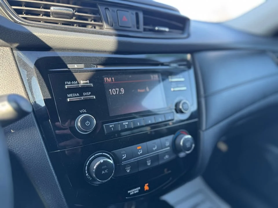 2017 Nissan Rogue - Image 18 of 20
