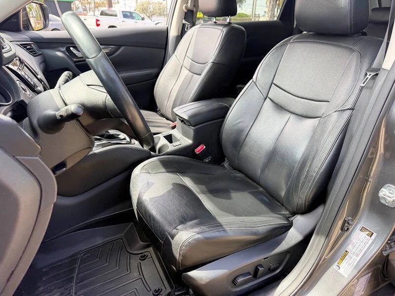 2017 Nissan Rogue - Image 10 of 19