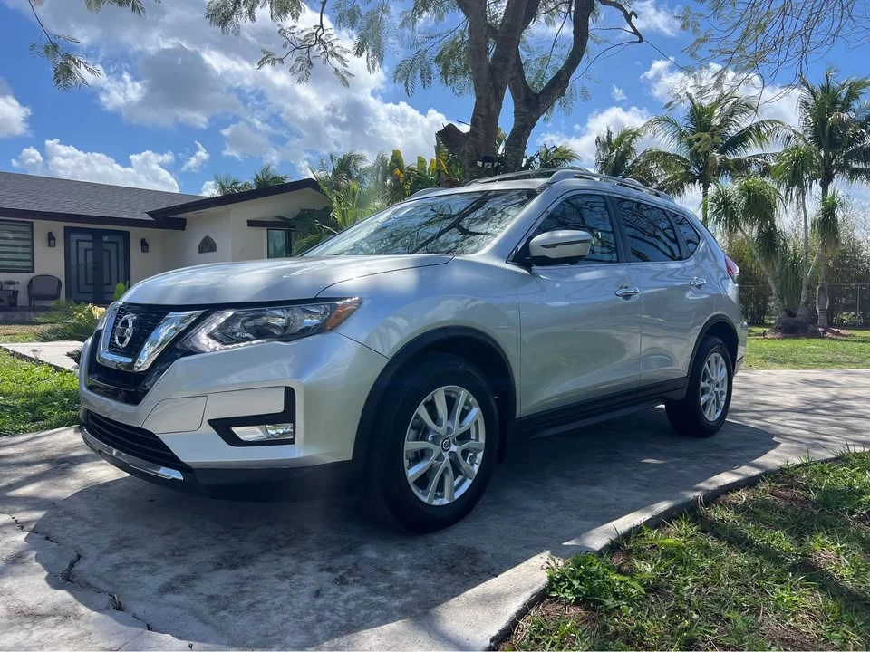 2017 Nissan Rogue - Image 2 of 15