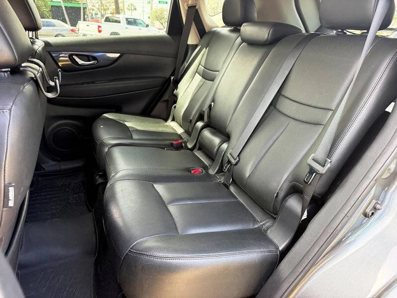 2017 Nissan Rogue - Image 11 of 19