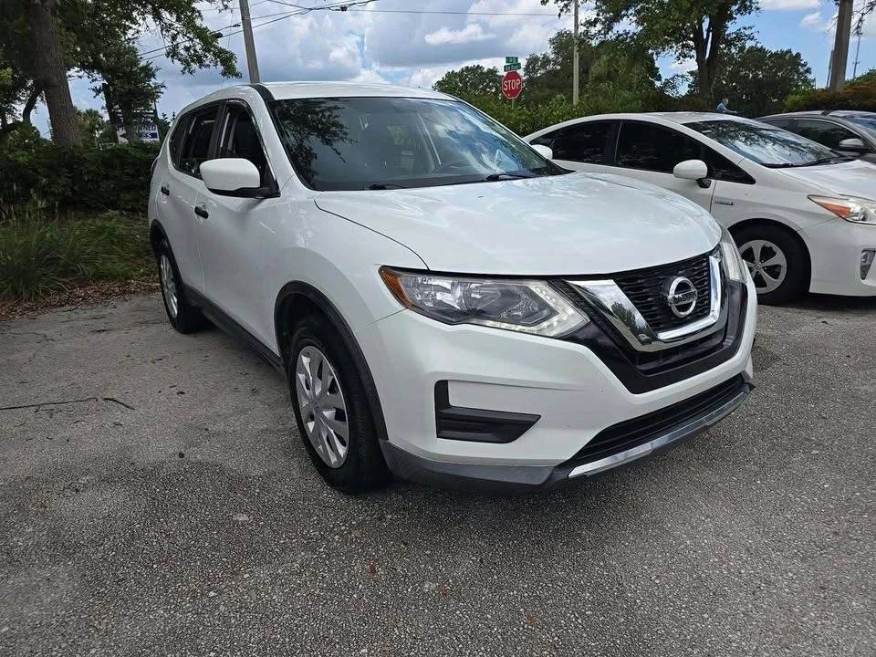 2017 Nissan Rogue - Image 2 of 11
