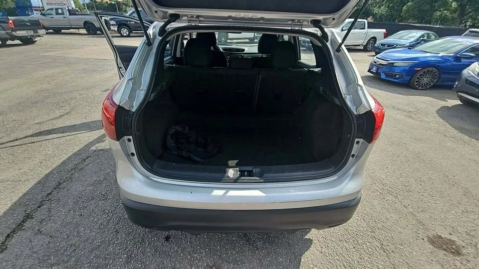 2017 Nissan Rogue - Image 6 of 7