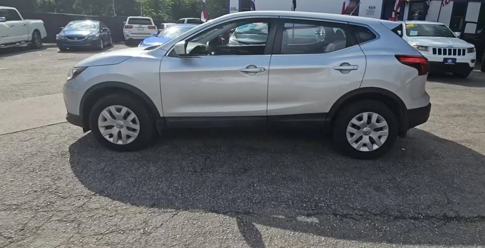 2017 Nissan Rogue - Image 3 of 7