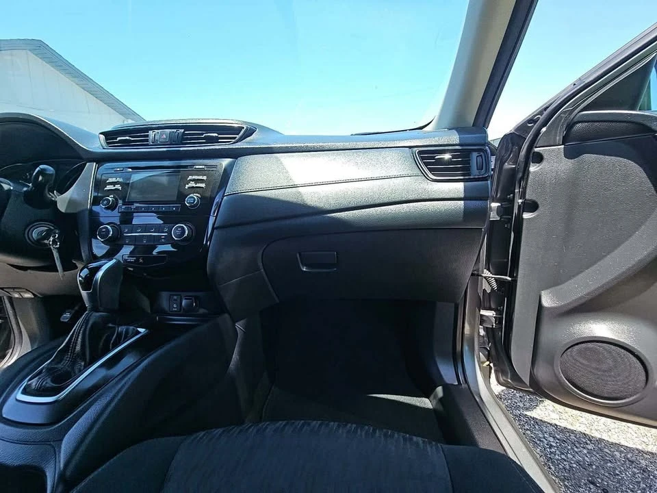 2017 Nissan Rogue - Image 6 of 12