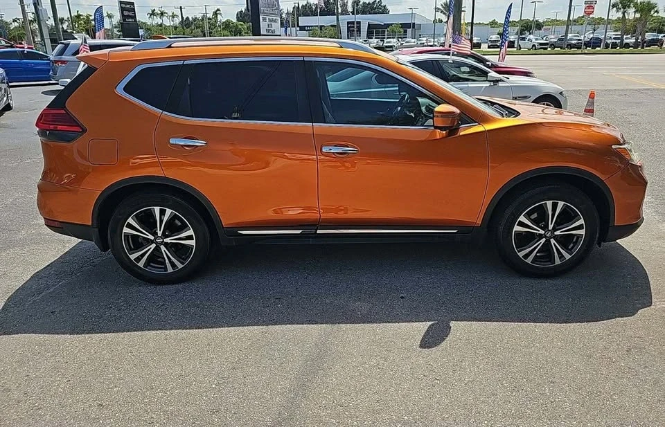 2017 Nissan Rogue - Image 2 of 10