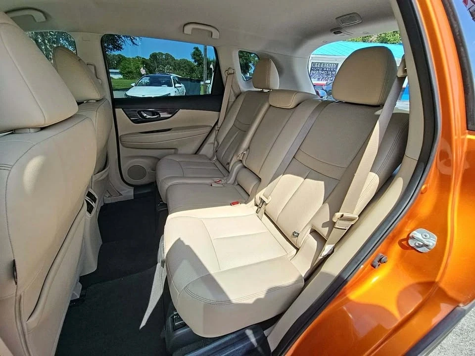 2017 Nissan Rogue - Image 5 of 10