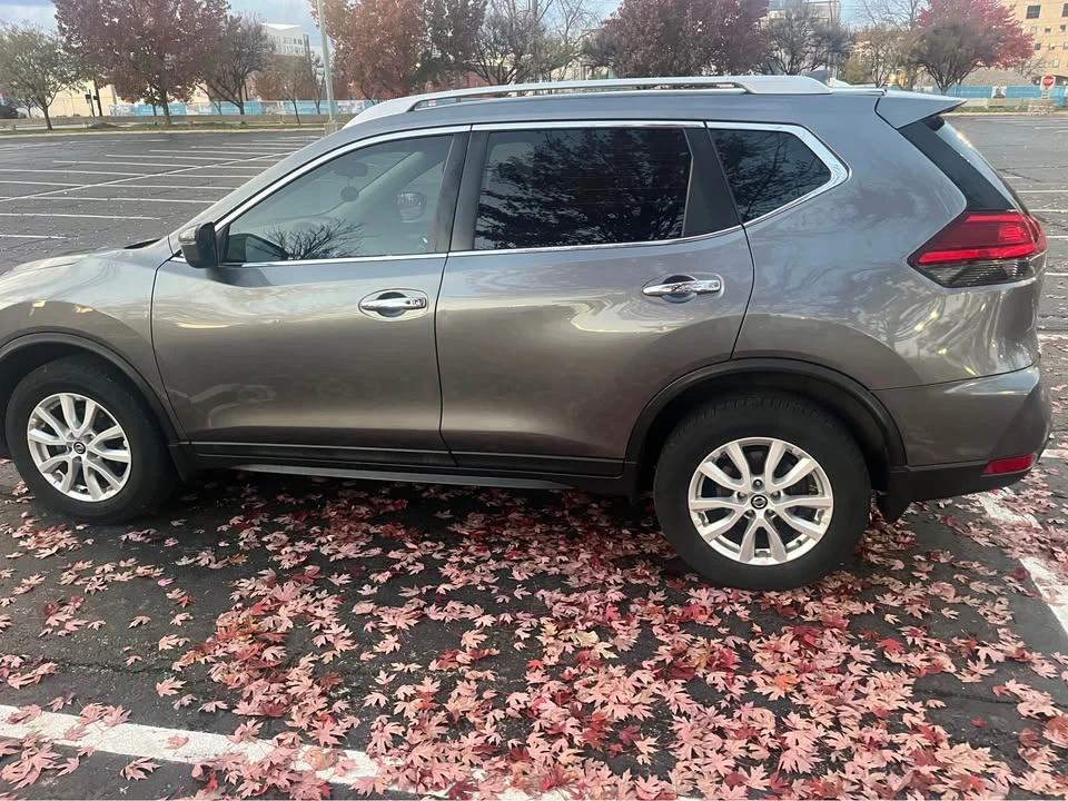 2017 Nissan Rogue - Image 3 of 4