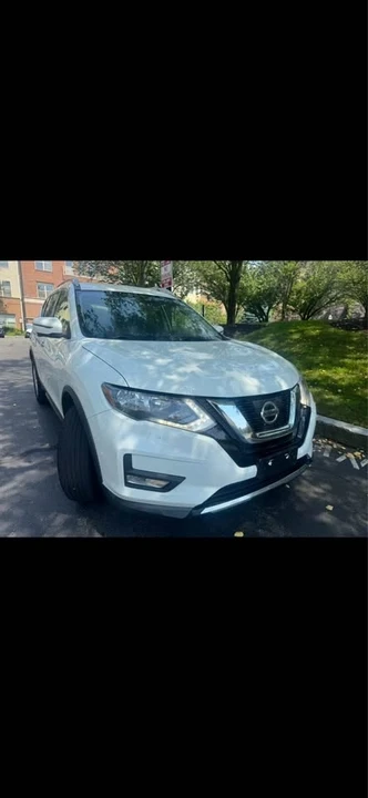 2017 Nissan Rogue - Image 9 of 17