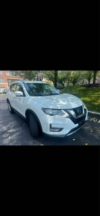 2017 Nissan Rogue - Image 10 of 17