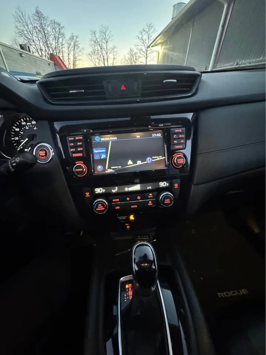 2017 Nissan Rogue - Image 10 of 20