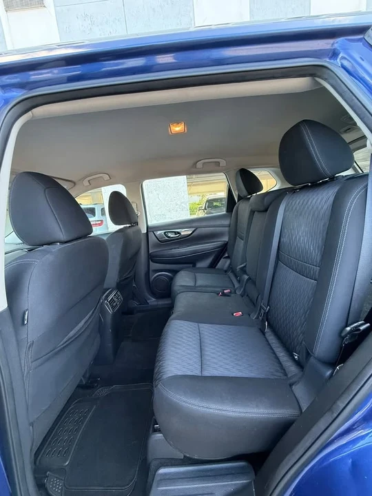 2017 Nissan Rogue - Image 11 of 15