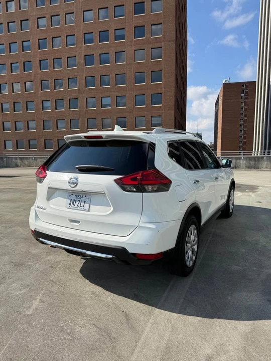 2017 Nissan Rogue - Image 11 of 20