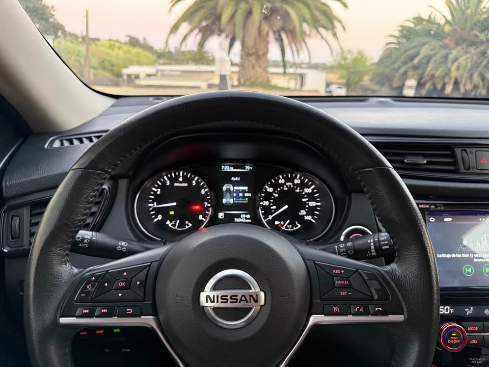 2017 Nissan Rogue - Image 8 of 18