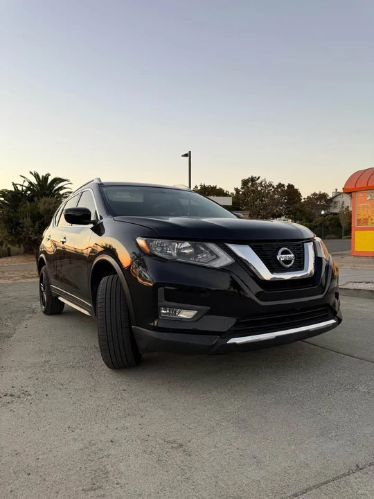 2017 Nissan Rogue - Image 2 of 18