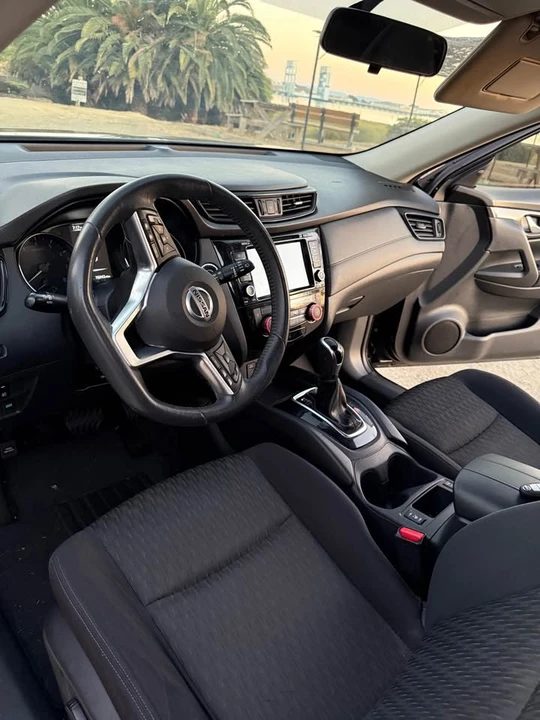 2017 Nissan Rogue - Image 10 of 18