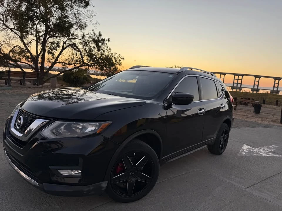 2017 Nissan Rogue - Image 5 of 18