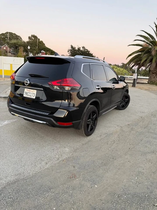 2017 Nissan Rogue - Image 6 of 18