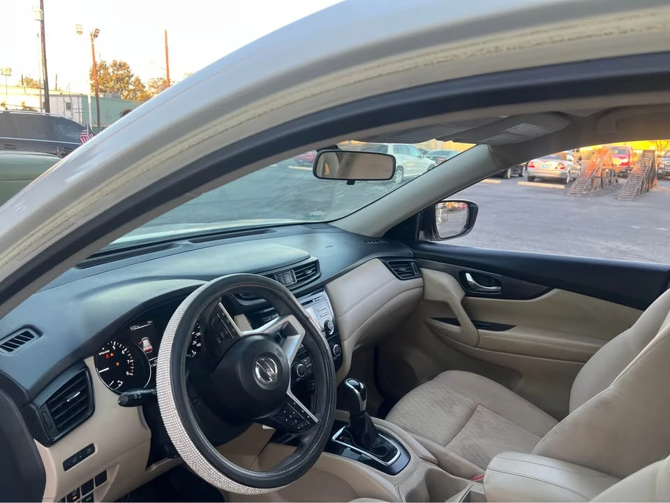 2017 Nissan Rogue - Image 7 of 8