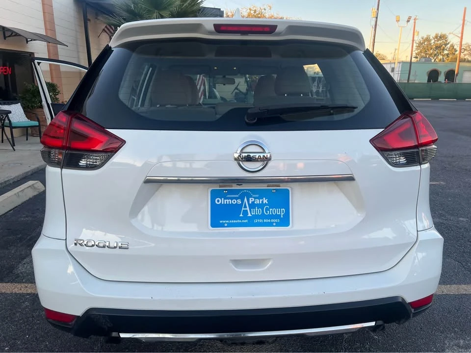2017 Nissan Rogue - Image 4 of 8