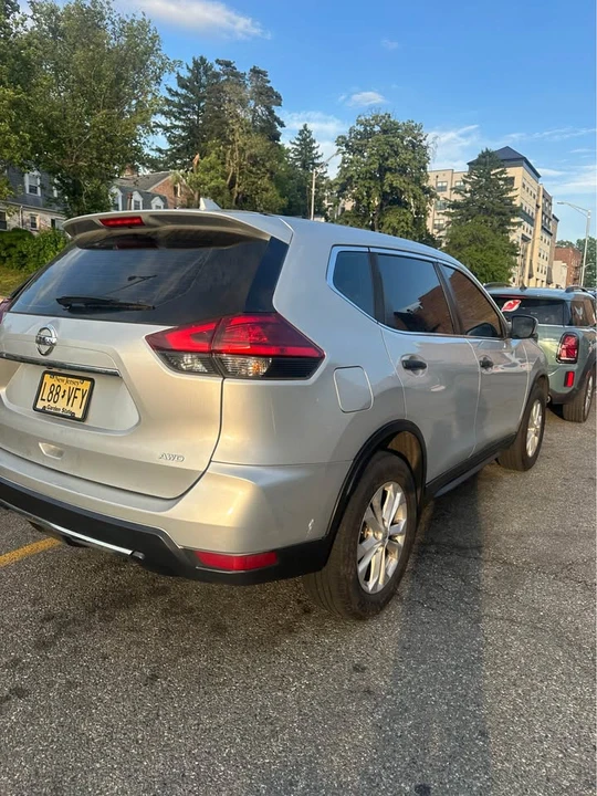 2017 Nissan Rogue - Image 4 of 5