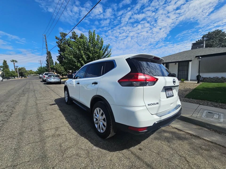 2017 Nissan Rogue - Image 10 of 14