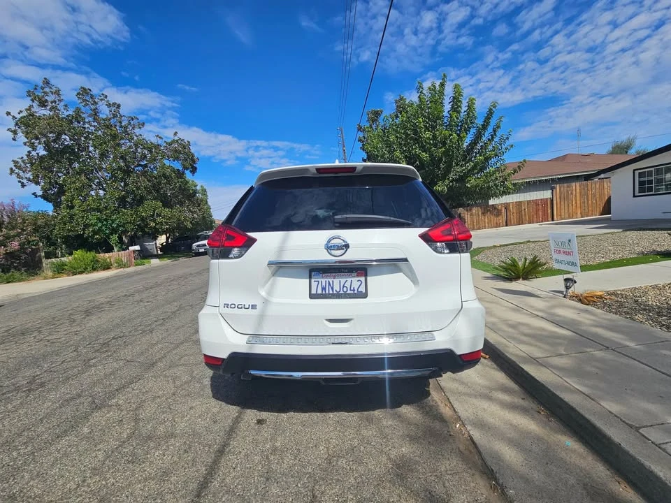 2017 Nissan Rogue - Image 9 of 14