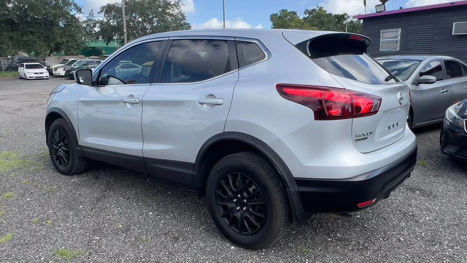 2017 Nissan Rogue - Image 6 of 10