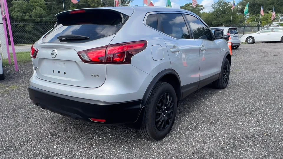 2017 Nissan Rogue - Image 5 of 10