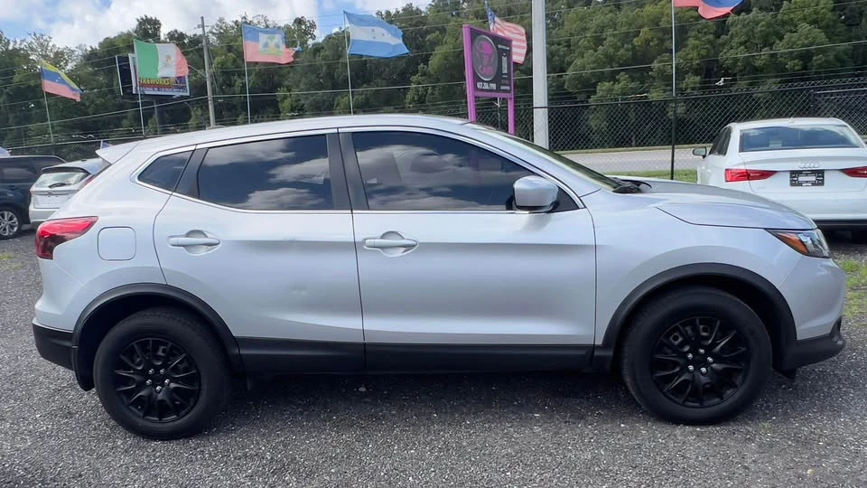 2017 Nissan Rogue - Image 4 of 10