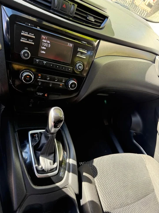 2017 Nissan Rogue - Image 9 of 11