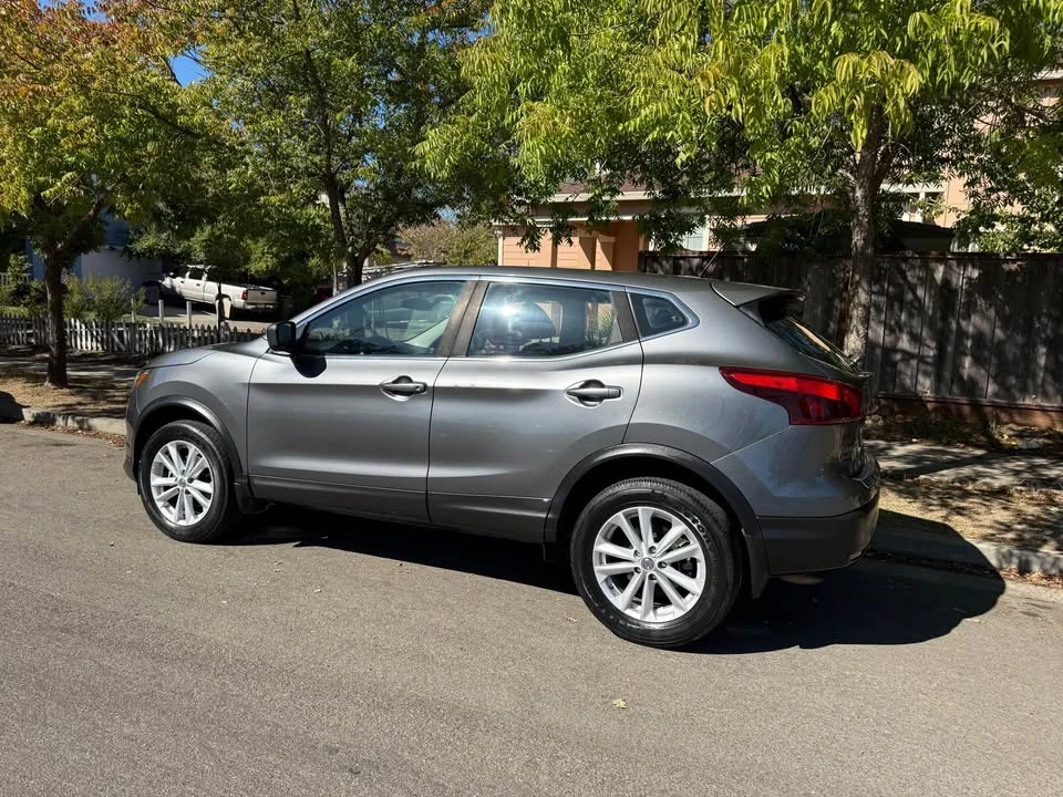 2017 Nissan Rogue - Image 2 of 11