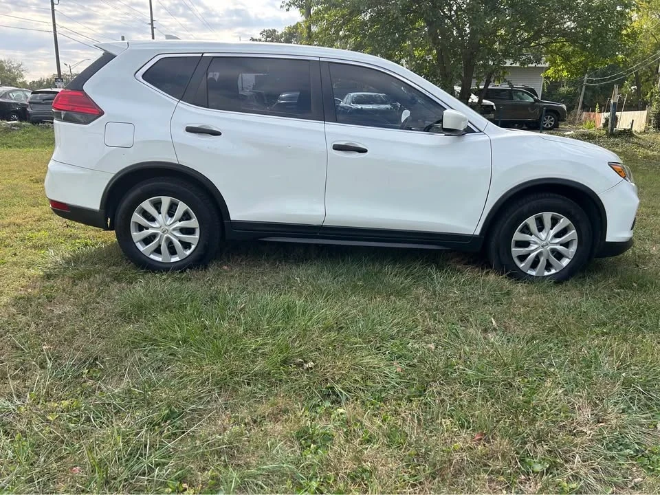 2017 Nissan Rogue - Image 7 of 13