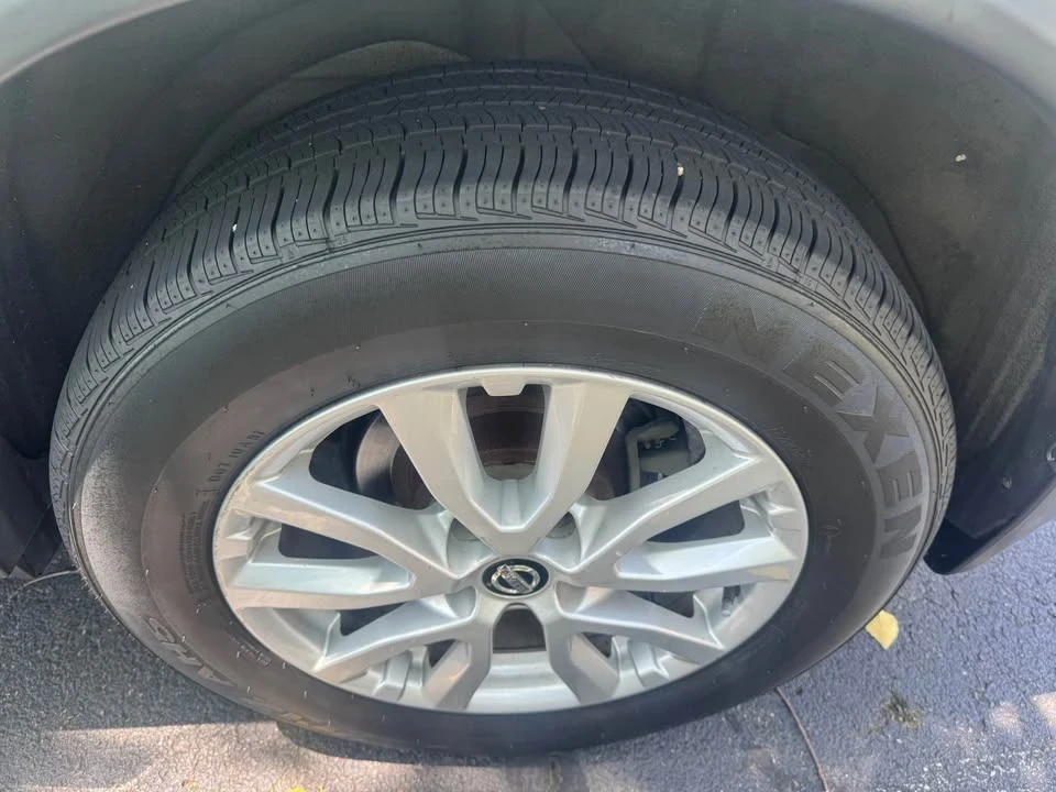 2017 Nissan Rogue - Image 11 of 20