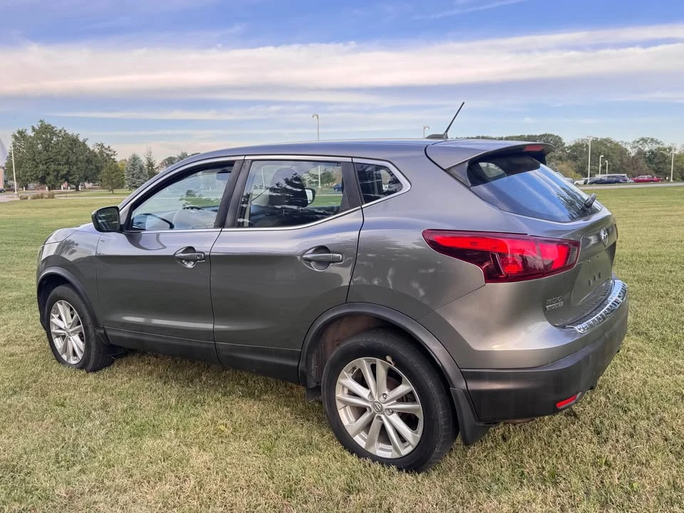 2017 Nissan Rogue - Image 10 of 13