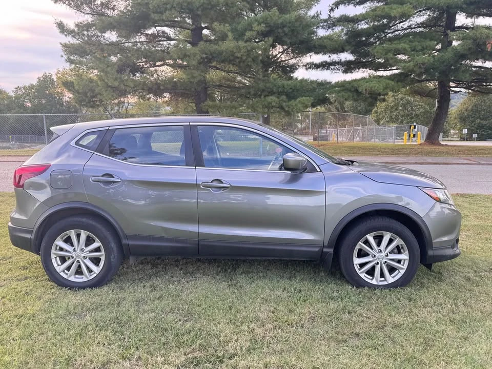 2017 Nissan Rogue - Image 2 of 13