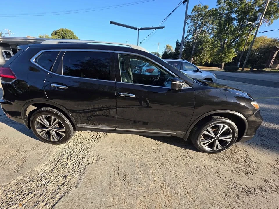 2017 Nissan Rogue - Image 11 of 19