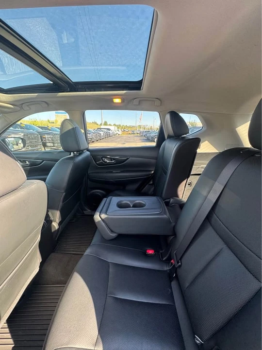 2017 Nissan Rogue - Image 10 of 20