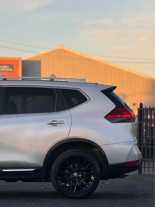 2017 Nissan Rogue - Image 16 of 19