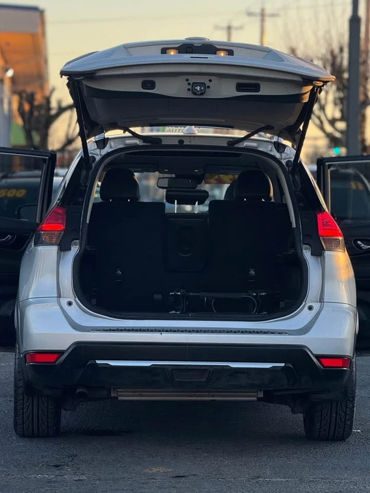 2017 Nissan Rogue - Image 11 of 19