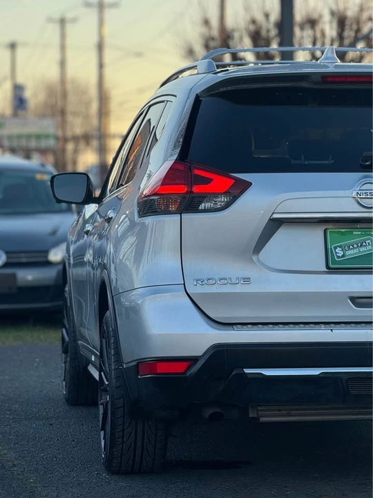 2017 Nissan Rogue - Image 10 of 19