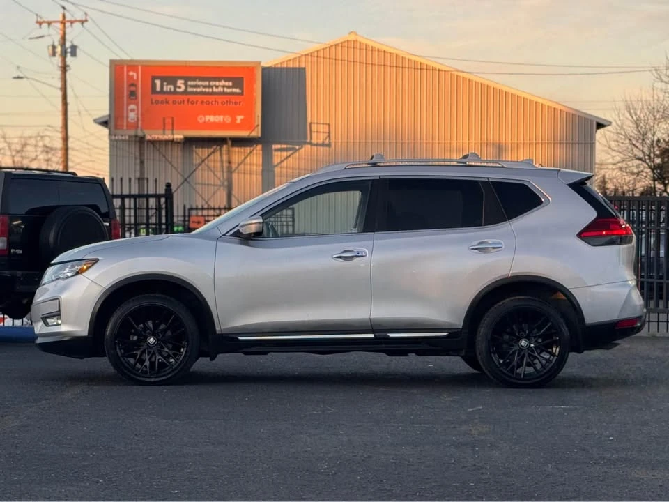 2017 Nissan Rogue - Image 18 of 19