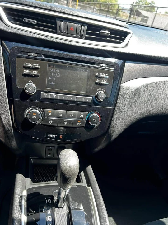 2017 Nissan Rogue - Image 10 of 11