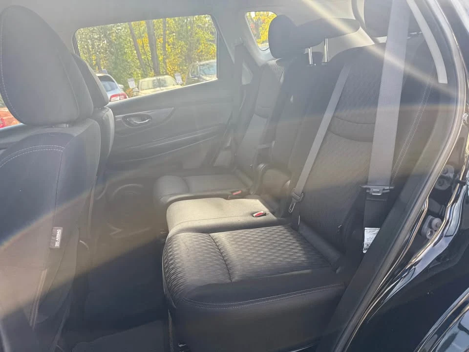 2017 Nissan Rogue - Image 9 of 11