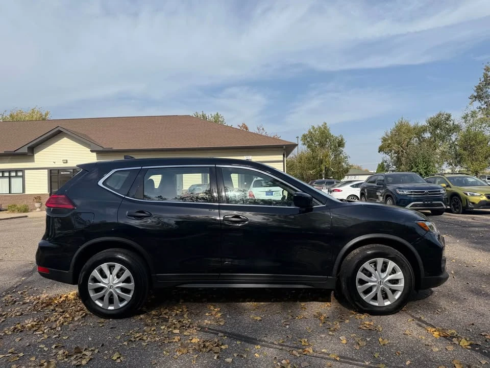 2017 Nissan Rogue - Image 8 of 11