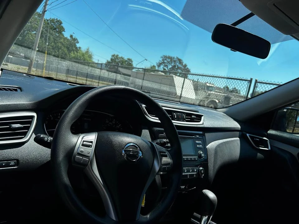 2017 Nissan Rogue - Image 8 of 11
