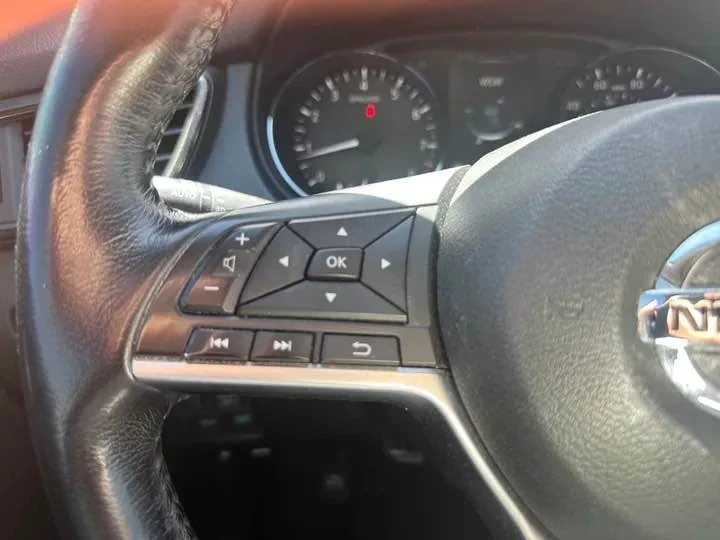 2017 Nissan Rogue - Image 12 of 17