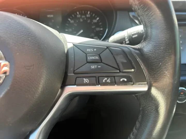 2017 Nissan Rogue - Image 10 of 17
